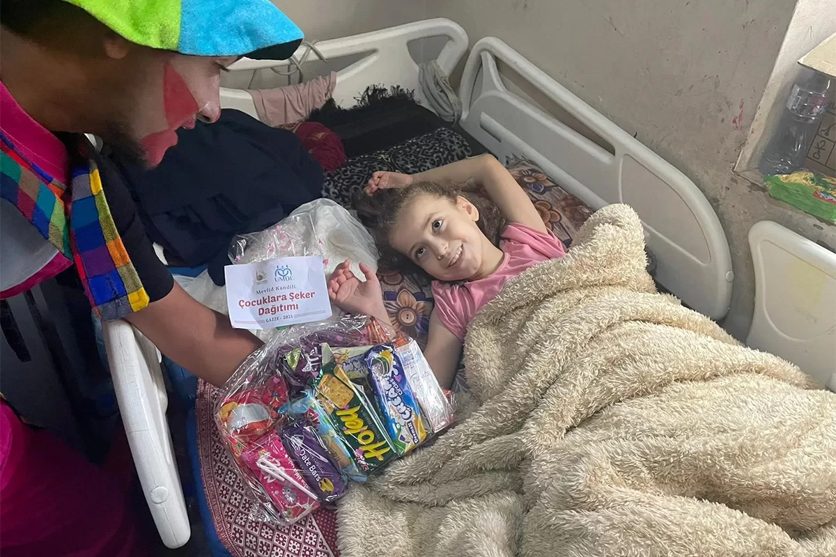 UMDE Derneği'nden Gazze'deki Yaralı Çocuklara Şeker Dağıtımı